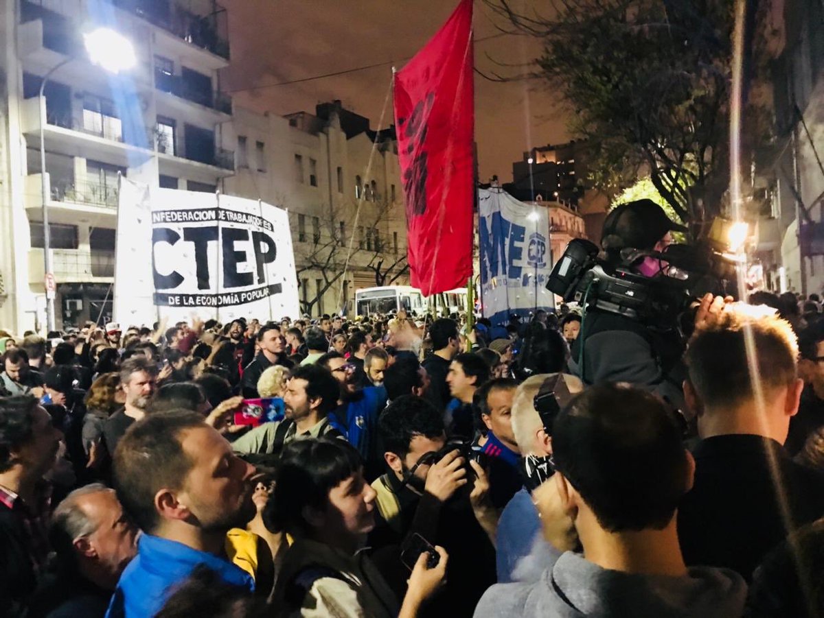 alejandrogianni's tweet photo. #URGENTE Otro atropello a la democracia. Detuvieron a dirigentes de CTEP, entre ellos Juan Grabois, por reclamar la libertad de militantes y trabajadores detenidos
#BastaDeRepresión y persecución
Estamos en la comisaría 18 exigiendo la inmediata liberación de los presos políticos https://t.co/nWo6FVfRDN
