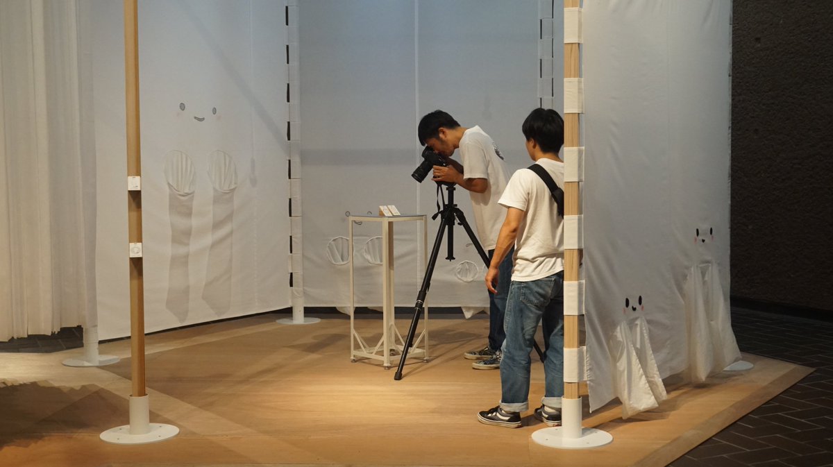 bento_tobi's tweet photo. 【展示室撮影】[続き]　#平野太呂 さんによる展示風景写真は、#おべんとう展 会場で好評発売中の図録「いただきます編」をお買い求めの方に無料でお届けする後編「ごちそうさま編」[2冊組 税込1800円] に収録されます！お楽しみに！(YK) https://t.co/p4128mqaNc