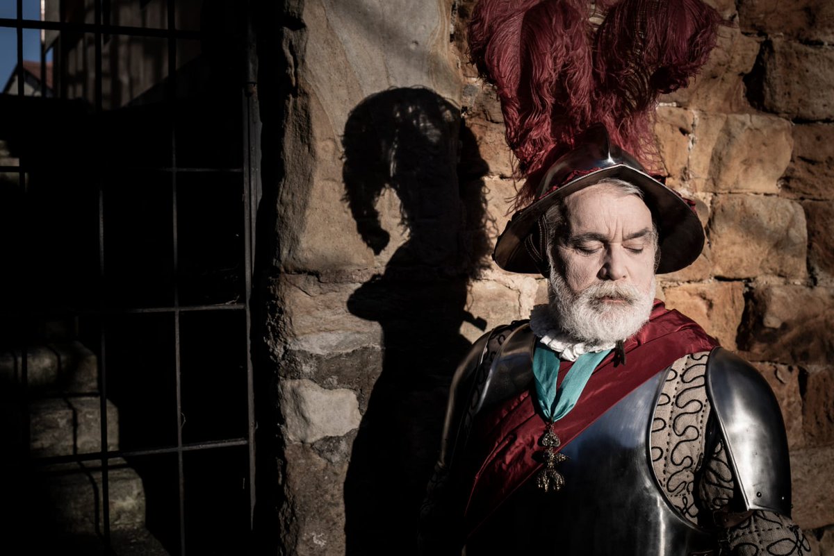 Un año más nuestro #Sire es #FernandoArce. Nadie como él para encarnar al hombre más poderoso de la historia. En #Elúltimodesembarco2018 no vale con poner la cara, el #Cesar, además de parecerlo tiene que serlo. 😎😁 #Laredo. Tu #JuegodeTronos por aquí: bit.ly/2p1QoHS