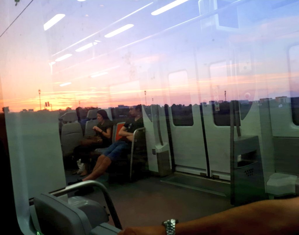 Viatjar en <a href="/rodalies/">Rodalies Catalunya</a> em permet gaudir dels primers rajos de sol sense haver d'estar pendent del volant. Un altre motiu per escollir el transport sostenible #Mobilitat2018  #ICSSostenible