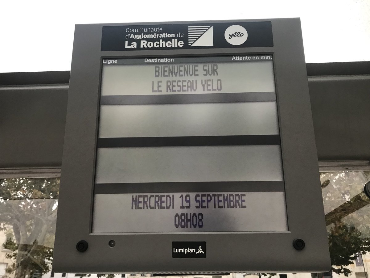 Aucun #bus à l’horizon... le dépôt Yélo de #LaRochelle est bloqué depuis ce matin par les chauffeurs en soutien à l’un d’entre-eux (qui passe en conseil de discipline)