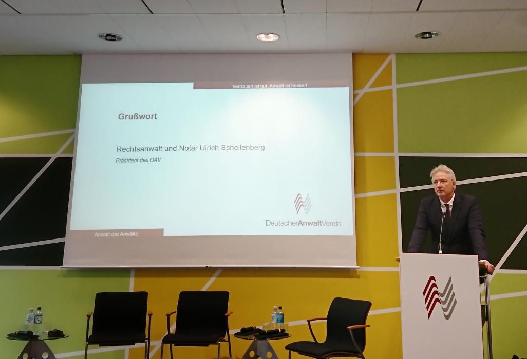Anwaltverein's tweet photo. Nach einem Grußwort von #DAV-Präsident Ulrich #Schellenberg erläutert Prof. Dr. Winfried #Kluth die Rechtslage. #SamiA #VorläufigerRechtsschutz https://t.co/62zYx70TA1