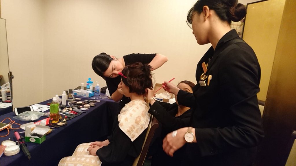 technos_airtra's tweet photo. #エアトラ #ブライダル科 13期、2年生の #模擬披露宴 #エアトラウェディング
#TMC #2TMC #立川グランドホテル リハの様子実況中継です💒✨
新郎新婦役、は学生代役し、すべての流れを確認中、最終チェックに全員が真剣‼️
その頃の新婦のお支度の様子👰
メイク担当が奮闘中💄ケーキも到着しました🎂 https://t.co/TEgglTEEzS