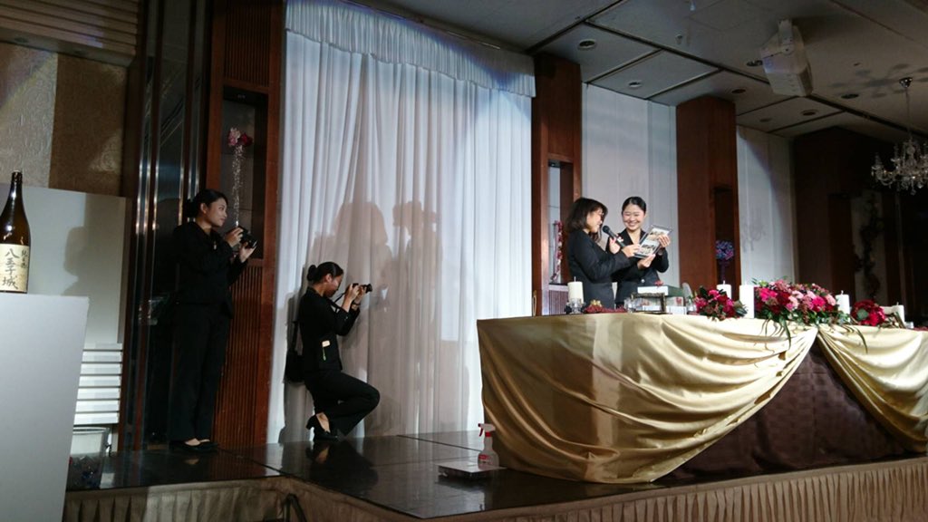 technos_airtra's tweet photo. #エアトラ #ブライダル科 13期、2年生の #模擬披露宴 #エアトラウェディング
#TMC #2TMC #立川グランドホテル リハの様子実況中継です💒✨
新郎新婦役、は学生代役し、すべての流れを確認中、最終チェックに全員が真剣‼️
その頃の新婦のお支度の様子👰
メイク担当が奮闘中💄ケーキも到着しました🎂 https://t.co/TEgglTEEzS