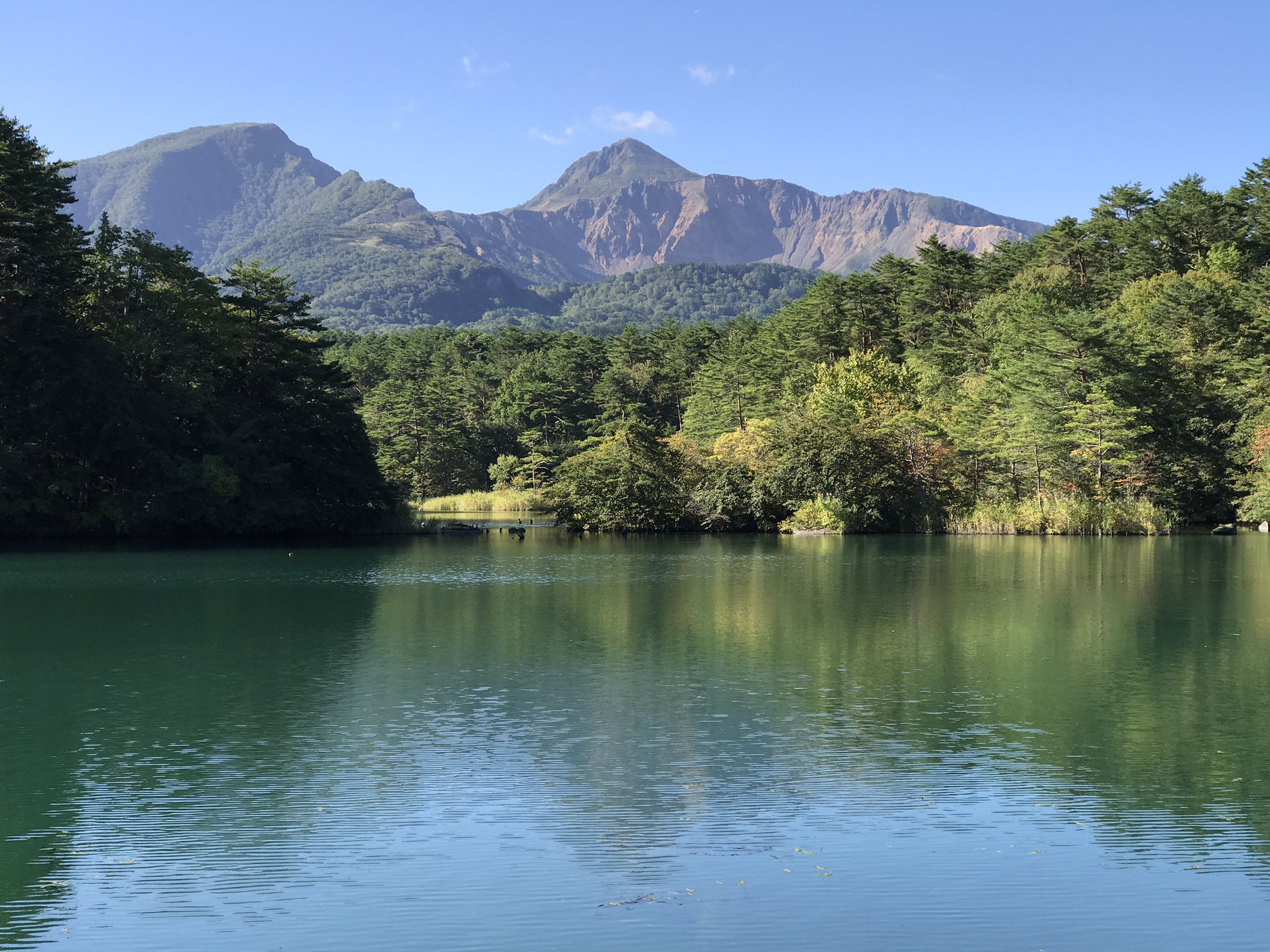 裏磐梯 ペンション蛍 本日は 素晴らしい青空が広がりました これからの季節は 磐梯山登山や五色沼周辺のトレッキングがおすすめです 皆様 ぜひお越しくださいませ 東北 福島 裏磐梯 北塩原村 磐梯山 五色沼 毘沙門沼 登山 トレッキング