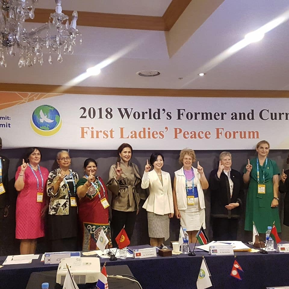 Yoon42013824's tweet photo. IWPG formed the union of the First ladies for peace around the world for the first time.

It is a small number now as it's very first but well begun is half done :) I'm sure it'll prosper!

#WorldPeace #peace #918WARP #DPCW #IWPG https://t.co/mOjnPok9wz