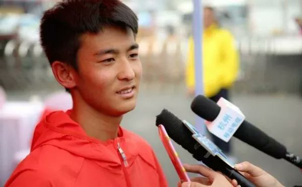 hzmarathon's tweet photo. The Chinese champion of 2017 #hangzhoumarathon Li Chunhui, a handsome boy from Inner Mongolia. https://t.co/2KewJDXXbS