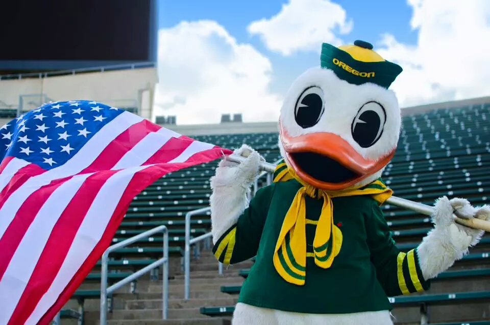 Goducks2003's tweet photo. Shout out to my great friend @d1hopefulson in New Jersey whose son entered the @USMC today and has safely arrived in #ParisIslandSC his other son @SantanaFonseca2 goal is to play for @oregonfootball #GoDucks #GoUSMC https://t.co/Gp0Z62MUmm
