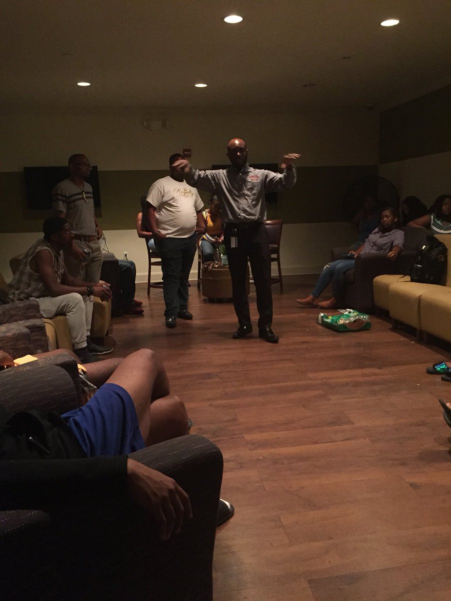 Daybreon1's tweet photo. Niggas ain’t ssshhhh 🤫
#BLOOC . Great talk tonight , hosted by Mr.LeMoyne Owen College Fred Jones 🙂 https://t.co/sAvgwbzPkJ