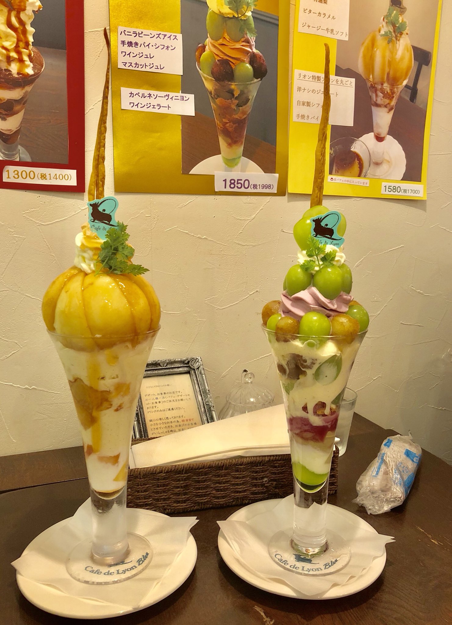 吉井 綾 Aya Yoshii 名古屋に行ってきました Cafe De Lyon カフェ ド リオン 特撰 白桃づくしパフェ 特撰ｗ葡萄のパルフェ カフェドリオン Cafedelyon パフェ 白桃 葡萄 名古屋 スイーツ カフェ 桃 ぶどう Parfait Peach Grape