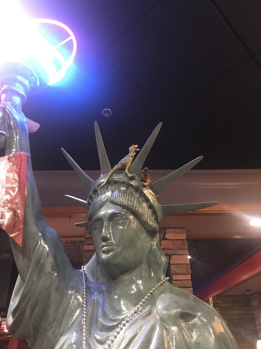 trinigyal91's tweet image. When you finally clock out after a long day and really Zoe there’s a dinosaur and an alligator chillin’ on top the Statue of Liberty #LVRGfunaf @B3to511 @kaczka88 @SheppSkyler @HRATYOURSERVICE #bottomlessfun