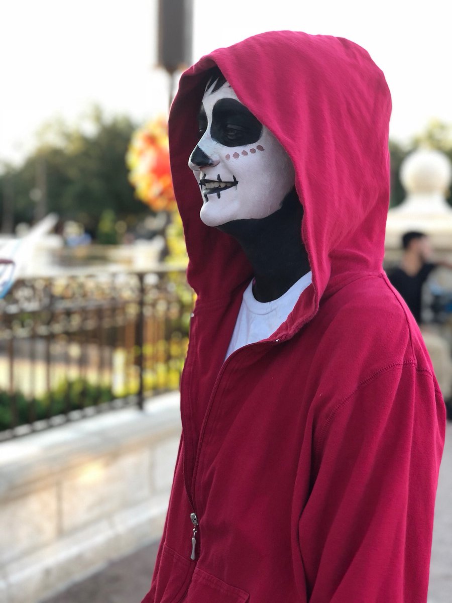 YouDidGoods's tweet photo. #SlowClap for this star for making us all look SO good at #MickeysNotSoScaryHalloweenParty @Noodlepls @pixarcoco @WaltDisneyWorld https://t.co/gGD9CPg0oI