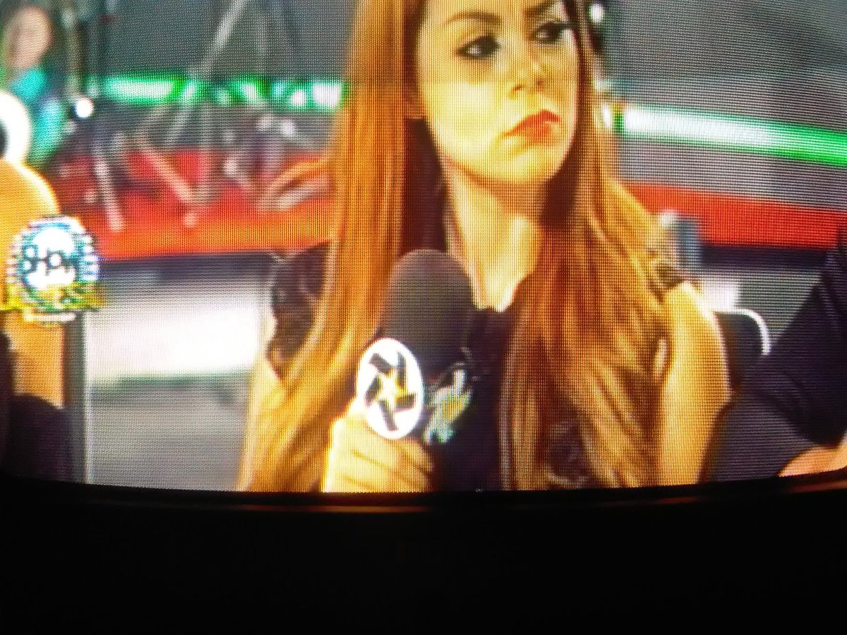 JuliaaJG10's tweet photo. Viendo a la más guapa De #EsShowEnEl6 en él #ElDíaElegante @gabyramiirezz 😍😍😘😊😳😍 https://t.co/LRdQiZF2T7