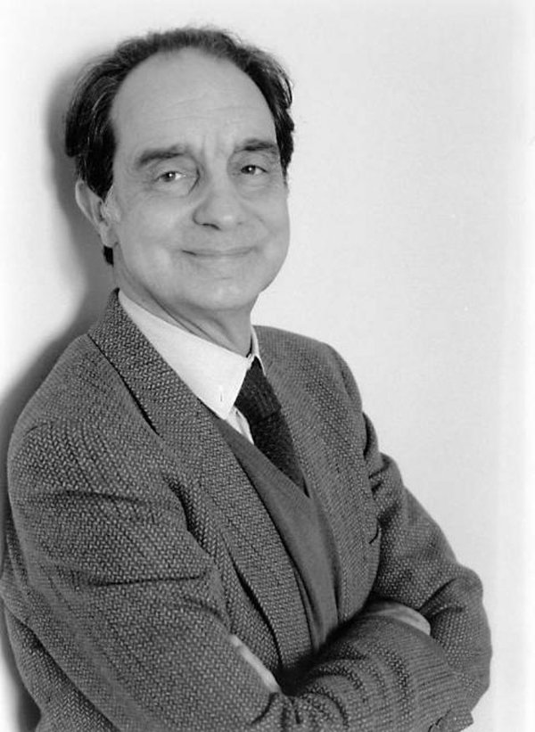 Antonio79B's tweet photo. "Il bassotto alzò il muso verso di lui, con lo sguardo dei cani quando non capiscono e non sanno che possono aver ragione a non capire". 

Oggi nel 1985 moriva lo scrittore #ItaloCalvino, tra i più importanti narratori della letteratura italiana.

@Librimondadori.

#19settembre. https://t.co/dvp85ibjc3