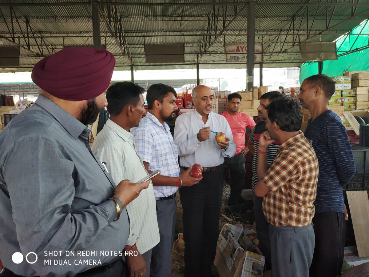 dhpm_jk's tweet photo. #Chief Executive and #Secretary #Agricultural #Produce #Market #Committee (APMC) Narwal along with their Team Members conducted #Awareness #Programme on #Grading &amp; #Packing in #Fruit Mandi Narwal Jammu. https://t.co/d8q8oH9Zs0
