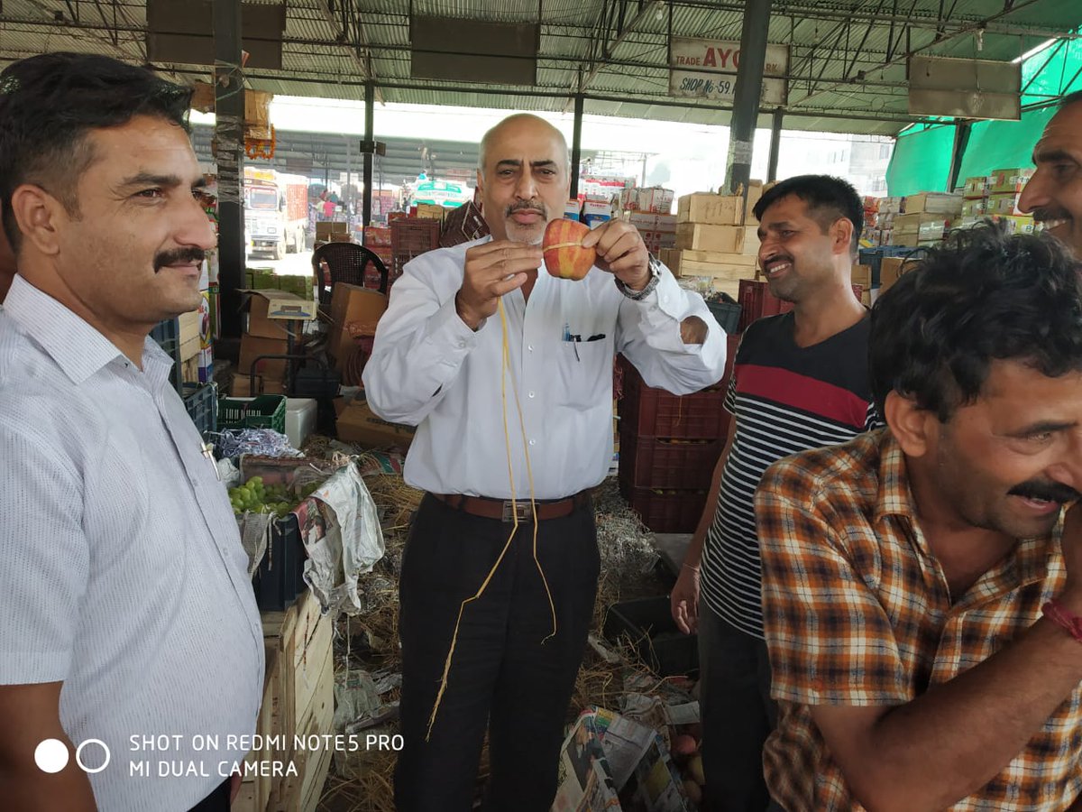 dhpm_jk's tweet photo. #Chief Executive and #Secretary #Agricultural #Produce #Market #Committee (APMC) Narwal along with their Team Members conducted #Awareness #Programme on #Grading &amp; #Packing in #Fruit Mandi Narwal Jammu. https://t.co/d8q8oH9Zs0