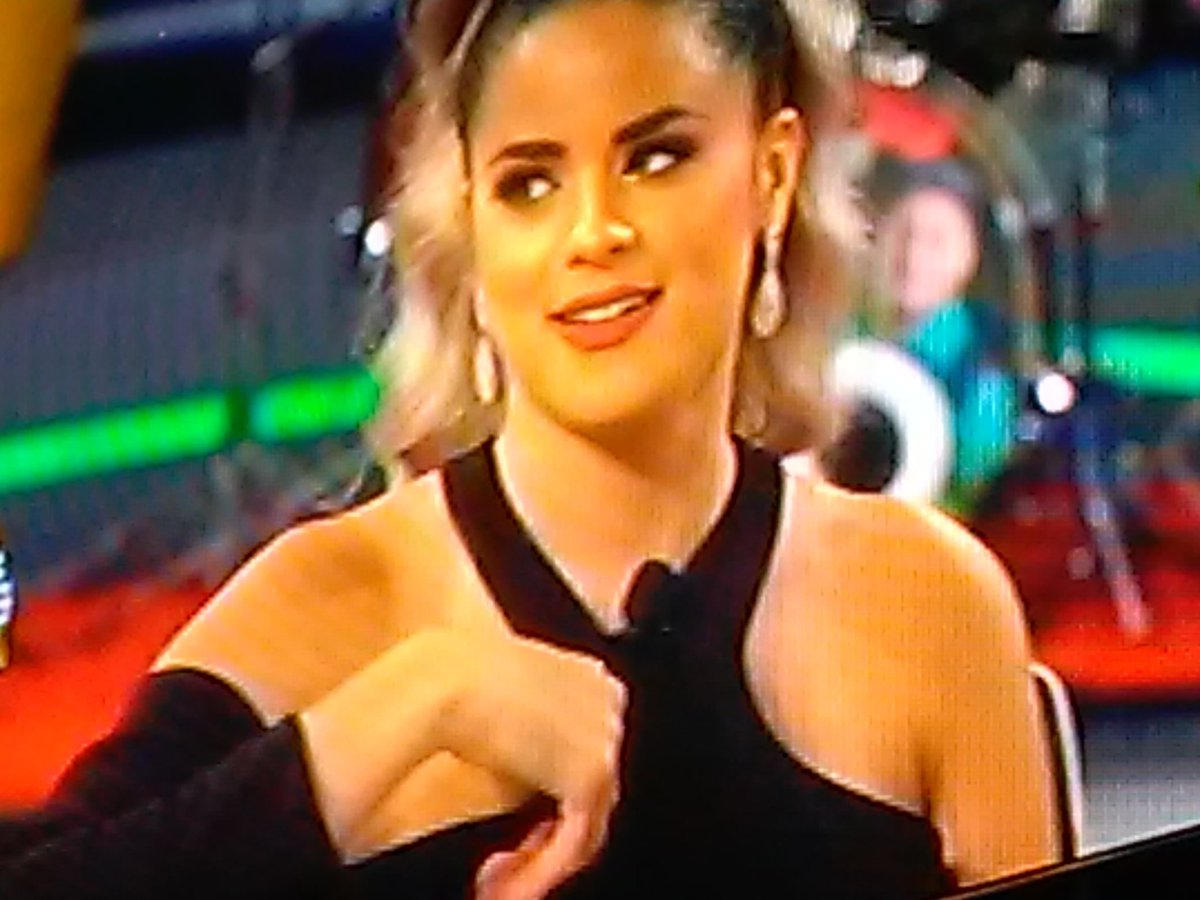 JuliaaJG10's tweet photo. Viendo a guapa De @yuliflores en él #ElDíaElegante en #EsShowEnEl6 😍😍😘❤❤😍😍 https://t.co/4R10CanIbk