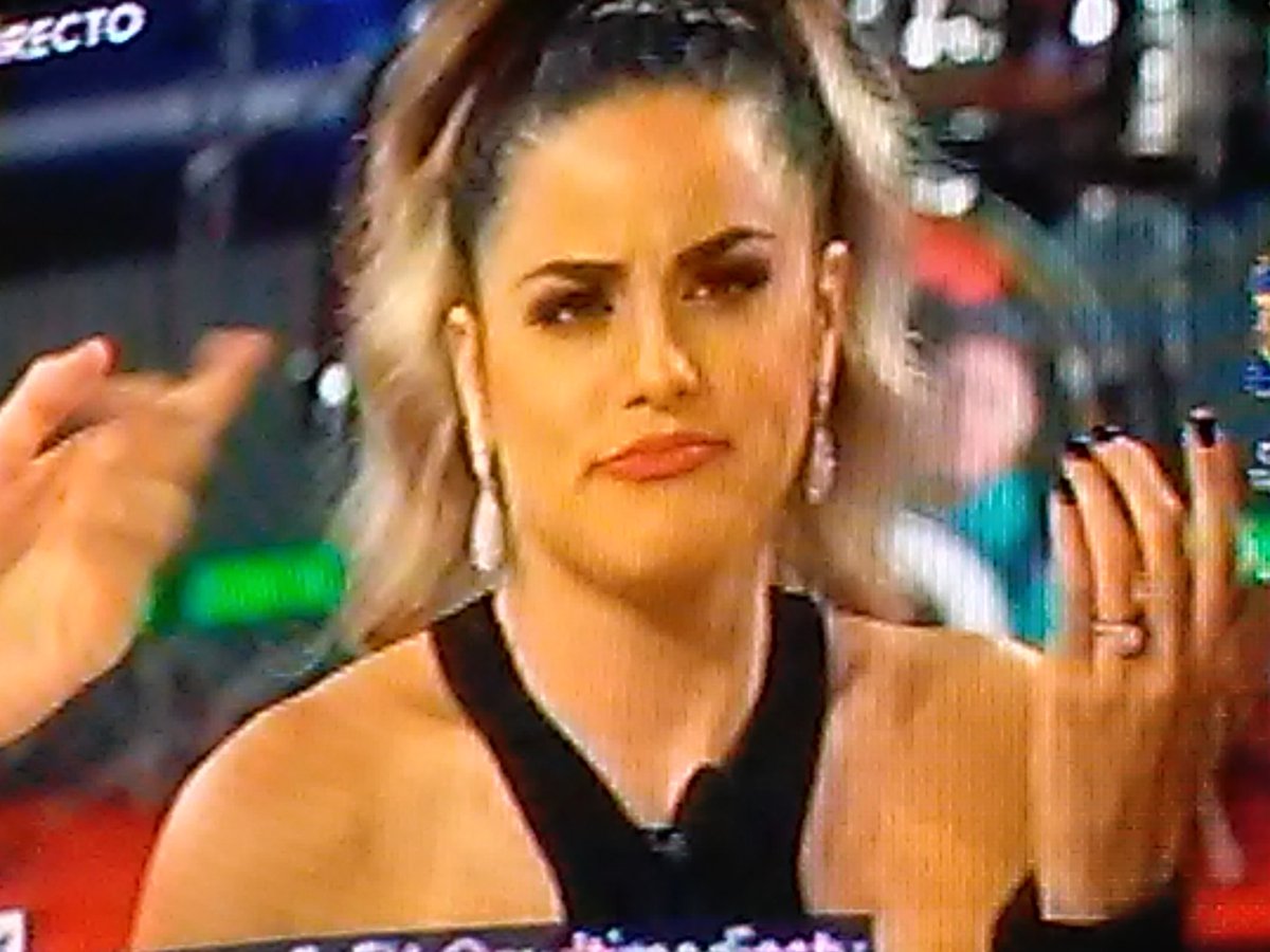 JuliaaJG10's tweet photo. Viendo a guapa De @yuliflores en él #ElDíaElegante en #EsShowEnEl6 😍😍😘❤❤😍😍 https://t.co/4R10CanIbk