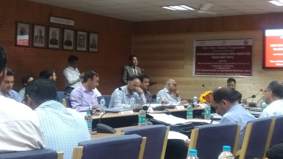 dhpm_jk's tweet photo. #Area #Marketing #Officers and #Assistant #Grading &amp; #Marketing #Officers of Our #Department Attended First Day #Training #Programme on New #Dimensions in #Agriculture #Marketing Focus on Crop #Apple at #SKUAST #Kashmir . https://t.co/gefIMCaGpo