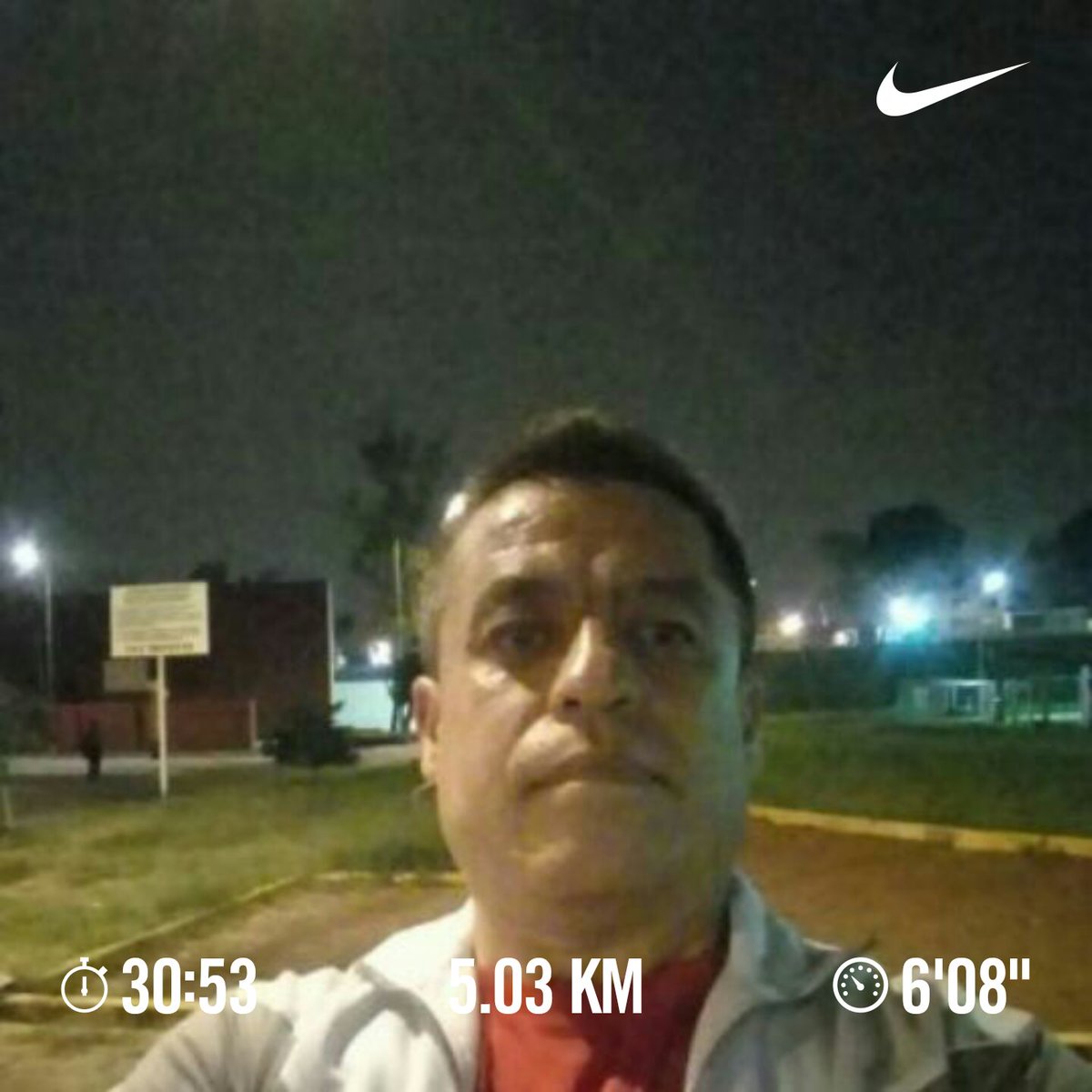 CsarEfrain's tweet photo. #martesdemotivación #nikerunning #runnight #5kmmás linda noche #Yoelegicorrer Y #LoveRunSmile https://t.co/89MazN5bRM