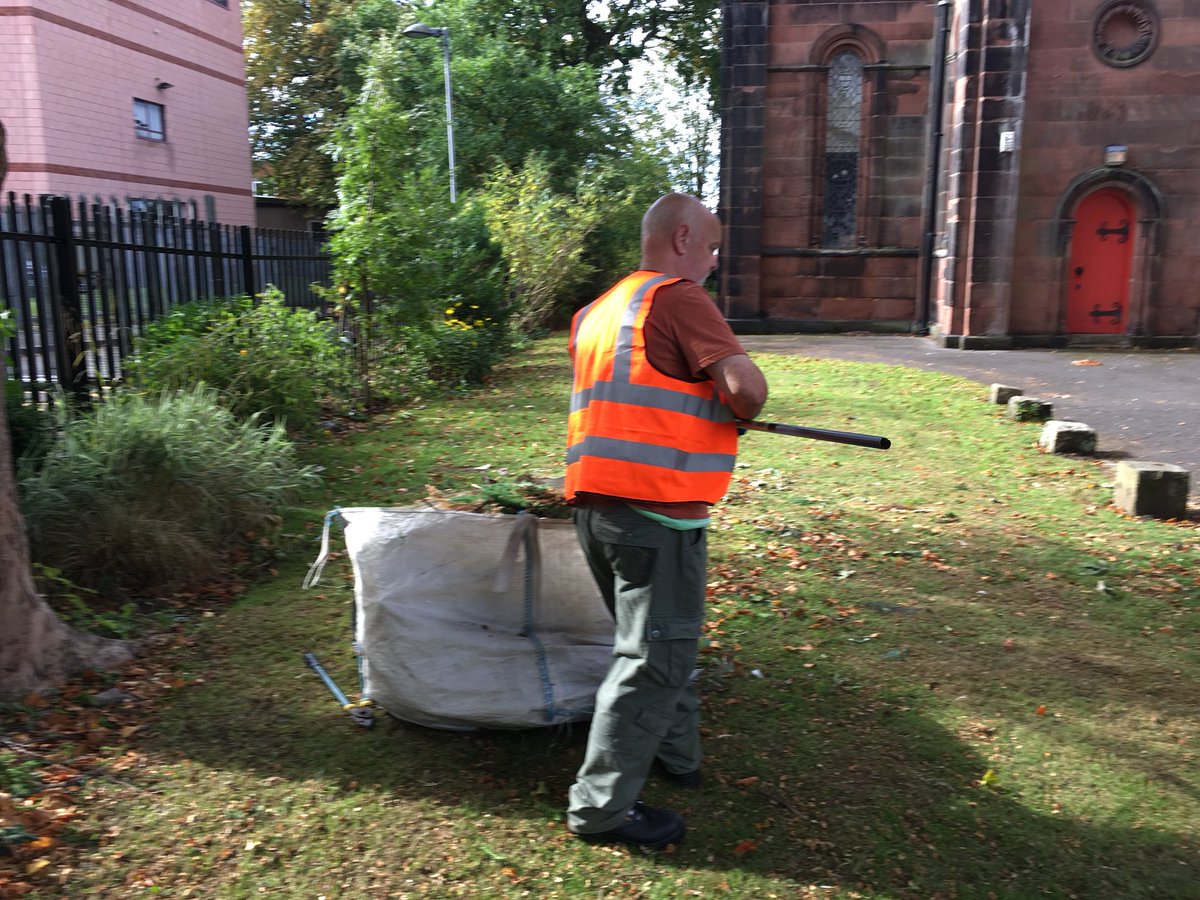 liverpooltrees's tweet photo. Border tidying and weeding #gardening #garden #gardener #LIVPSG #GardenersWorld #liverpooltrees https://t.co/KUByzmXc43