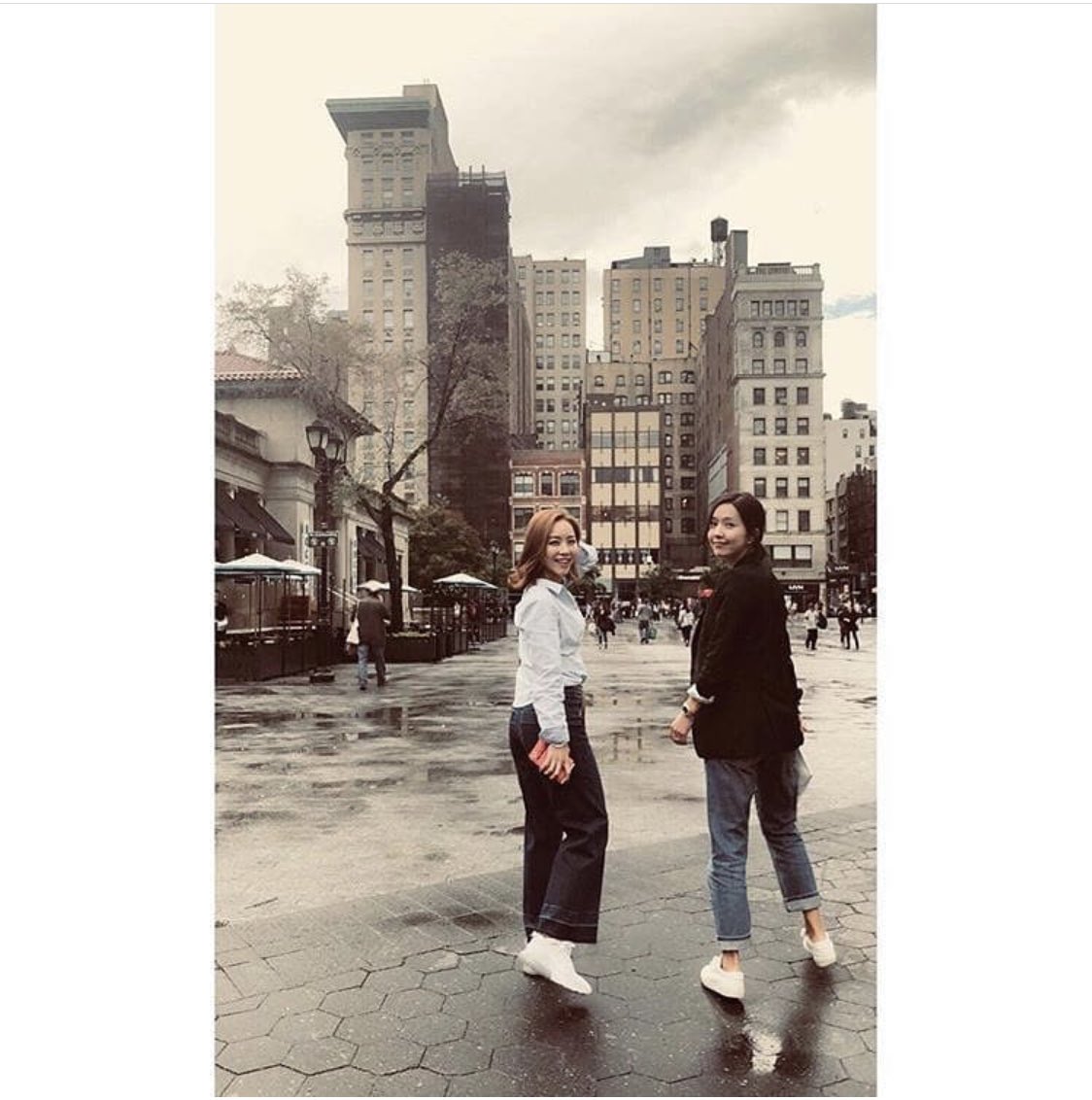 옥주현이 촬영한 것으로 추정되는 멤버 이진과 이지혜 배우의 사진이다. 옥주현은 현재 뉴욕에서 이진, 이지혜 배우와 함께 시간을 보내고 있다.