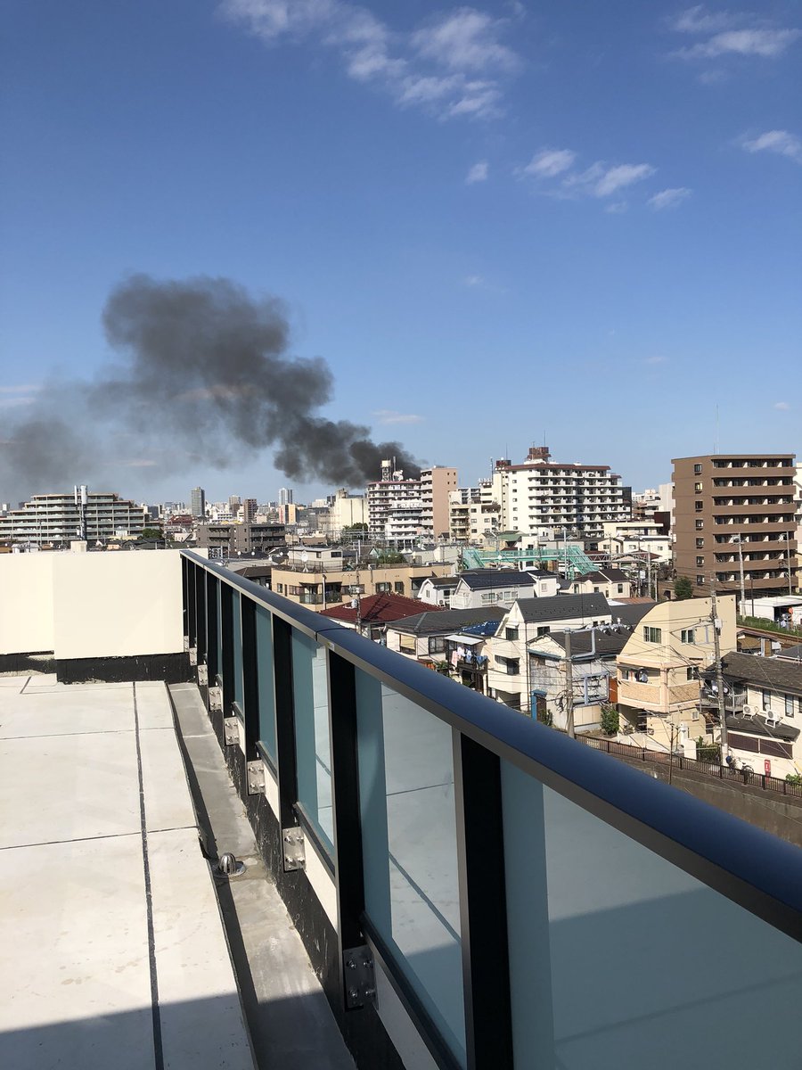 大田区蒲田で大量の黒煙上げる火事の現場の画像