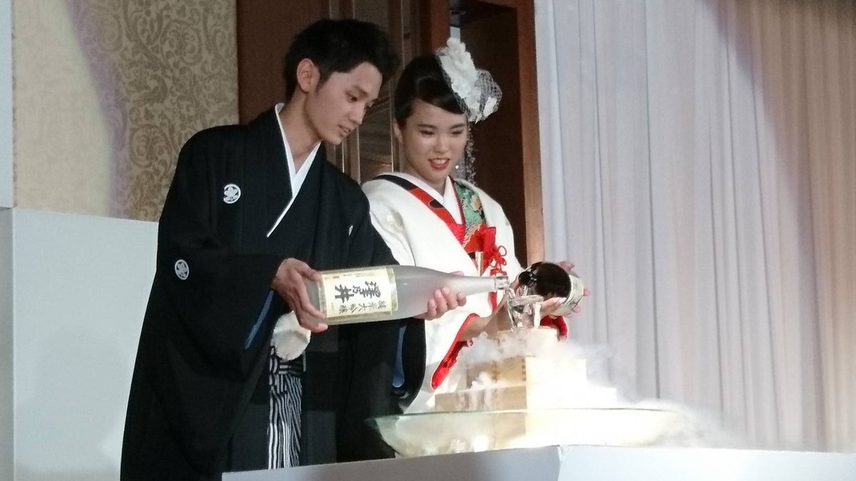 technos_airtra's tweet photo. #エアトラ #ブライダル科 13期、2年生の #模擬披露宴 #エアトラウェディング 実況中継です💒✨
今回は人前結婚式で実施いたしました。水合わせの儀、二人の出身地のお酒を合わせます🍶そして、結婚誓約書💒
#TMC #2TMC #立川グランドホテル #音響芸術科 #放送芸術科 https://t.co/VuUQfA82E6