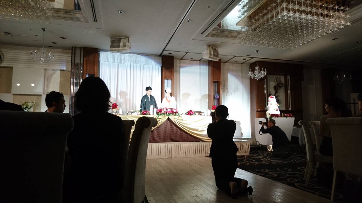 technos_airtra's tweet photo. #エアトラ #ブライダル科 13期、2年生の #模擬披露宴 #エアトラウェディング 実況中継です💒✨
今回は人前結婚式で実施いたしました。水合わせの儀、二人の出身地のお酒を合わせます🍶そして、結婚誓約書💒
#TMC #2TMC #立川グランドホテル #音響芸術科 #放送芸術科 https://t.co/VuUQfA82E6