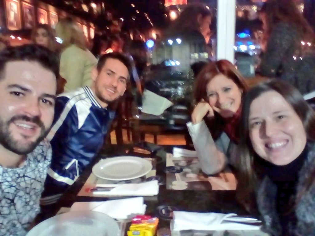 CeliPrensa's tweet photo. #GranBanda,planta d luces,sincronización pantallas, @LucianoPereyra muy sensibilizado x #20años,con ganas d bailar y enamorarse d rosarina👏@GrimolizziProdu 🙌 Post show cena y charla en @rockandfellers @NeryBo @gachysantone los colegas d @Canal5deRosario nos llevamos muy bien😀 https://t.co/M4YzkbFj4y