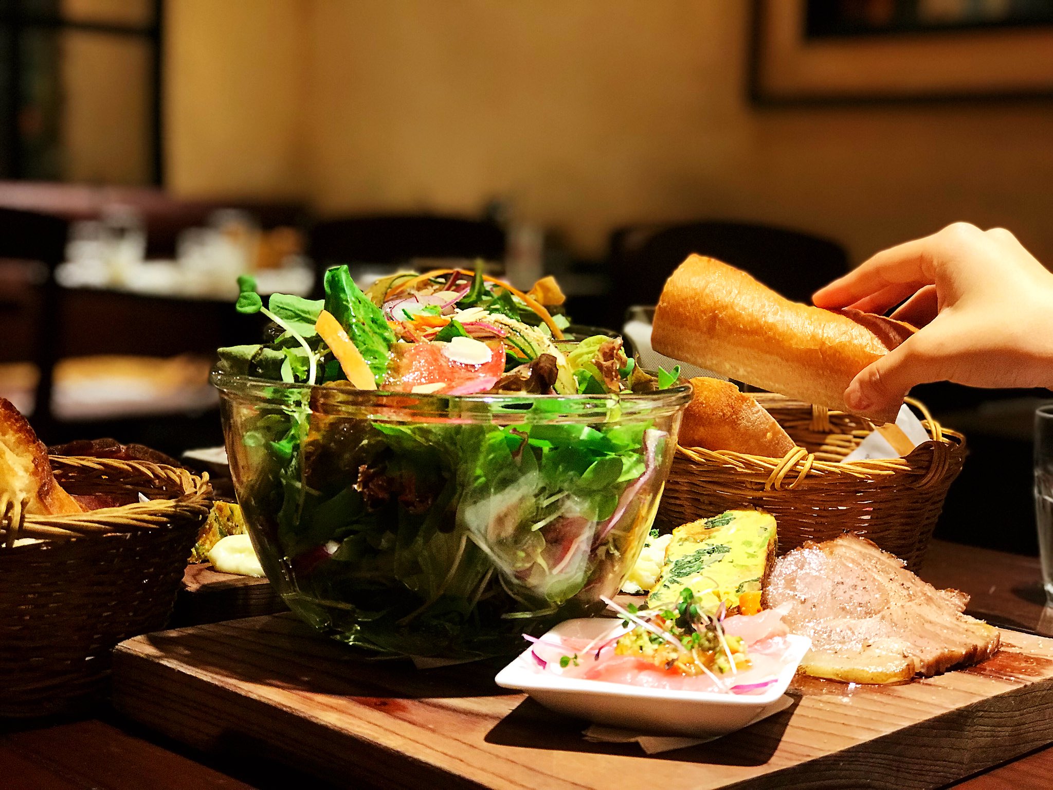 りょうくんグルメ まじでこの世の全てのサラダ好きに教えてあげたいんだが池袋のラボデガパリージャには全ての人間を虜にする禁断の 山盛りサラダランチがある これが平日ドリンクバーバゲット付き1080円で超絶美味いからぜひ全国のサラダ好き サラダを