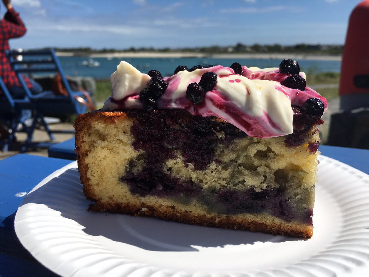 RousseKiosk's tweet photo. Cake time but which one ?????? https://t.co/OHnsaiDh1I