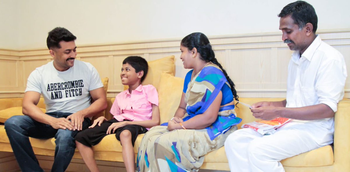 rameshlaus's tweet image. Here is @Suriya_offl , #SivaKumar Sir &amp;amp; @Karthi_Offl With Dinesh Kumar &amp;amp; his family ,Finally the Talented &amp;amp; Gifted child Artist from Theni met #Suriya👏

 #AltruisticSURIYA
