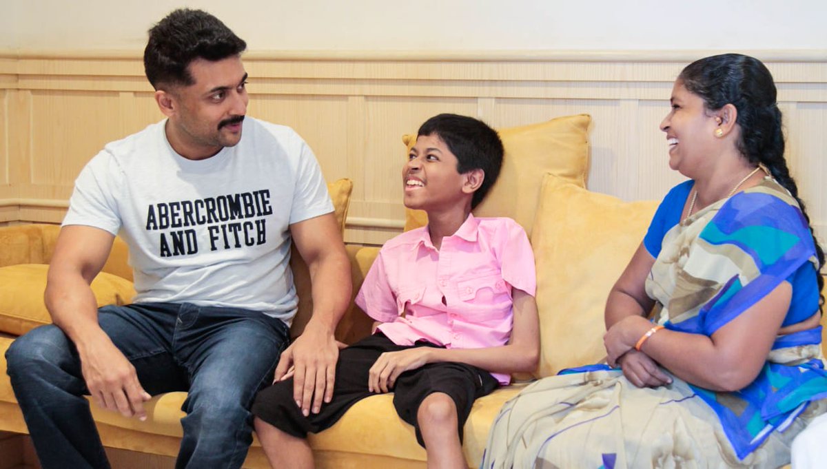 rameshlaus's tweet image. Here is @Suriya_offl , #SivaKumar Sir &amp;amp; @Karthi_Offl With Dinesh Kumar &amp;amp; his family ,Finally the Talented &amp;amp; Gifted child Artist from Theni met #Suriya👏

 #AltruisticSURIYA