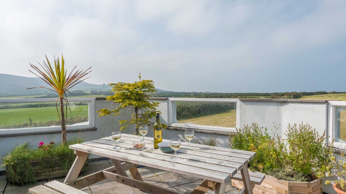 stivesrecruiter's tweet photo. Require a sleeps 6, pet friendly property in St Ives with parking and fabulous views? Padgy Vessa is joining our portfolio and will be available to book soon! #padgyvessa #stives #holidaylet @cornishhorizons #petfriendly #parking https://t.co/3PZC58vlJp
