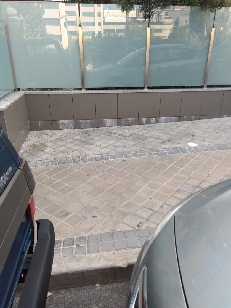 MiguelCasas91's tweet photo. @MADRID empiezo a estar un poco harto de que el servicio de recogida de basuras apoye los cubos en mi coche, cuando hay un sitio habilitado para dejarlos y donde se encuentran cada mañana. https://t.co/eZIbzsSzBX