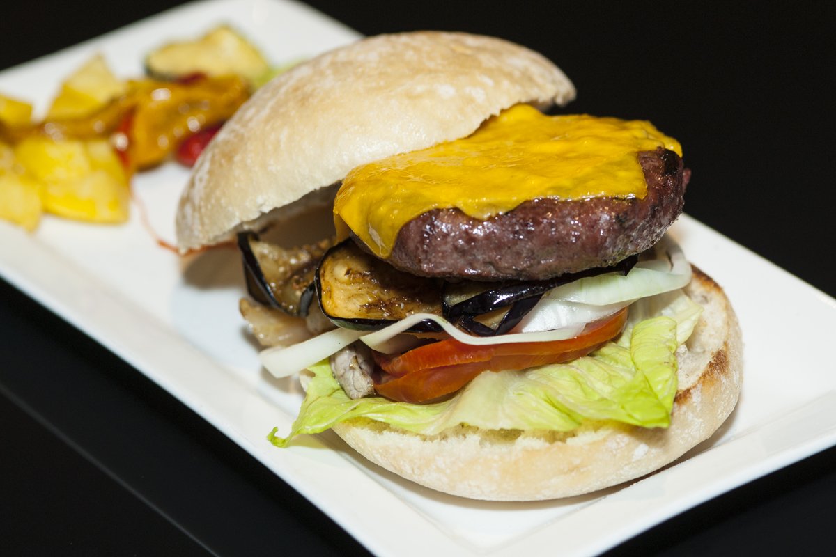 MorrisonLleida's tweet photo. ¡A partir de ahora en el Club Morrison Lounge Bar @morrisonlleida abrimos al mediodía! Ven a tomar el vermut o a comer una de nuestras riquísimas #hamburguesas. Os esperamos todos los días a partir de las 12 en Avda. Rovira Roure 195 🤩🥃🍔 #MorrisonLleida #ClubMorrison https://t.co/4aBA0SQACd