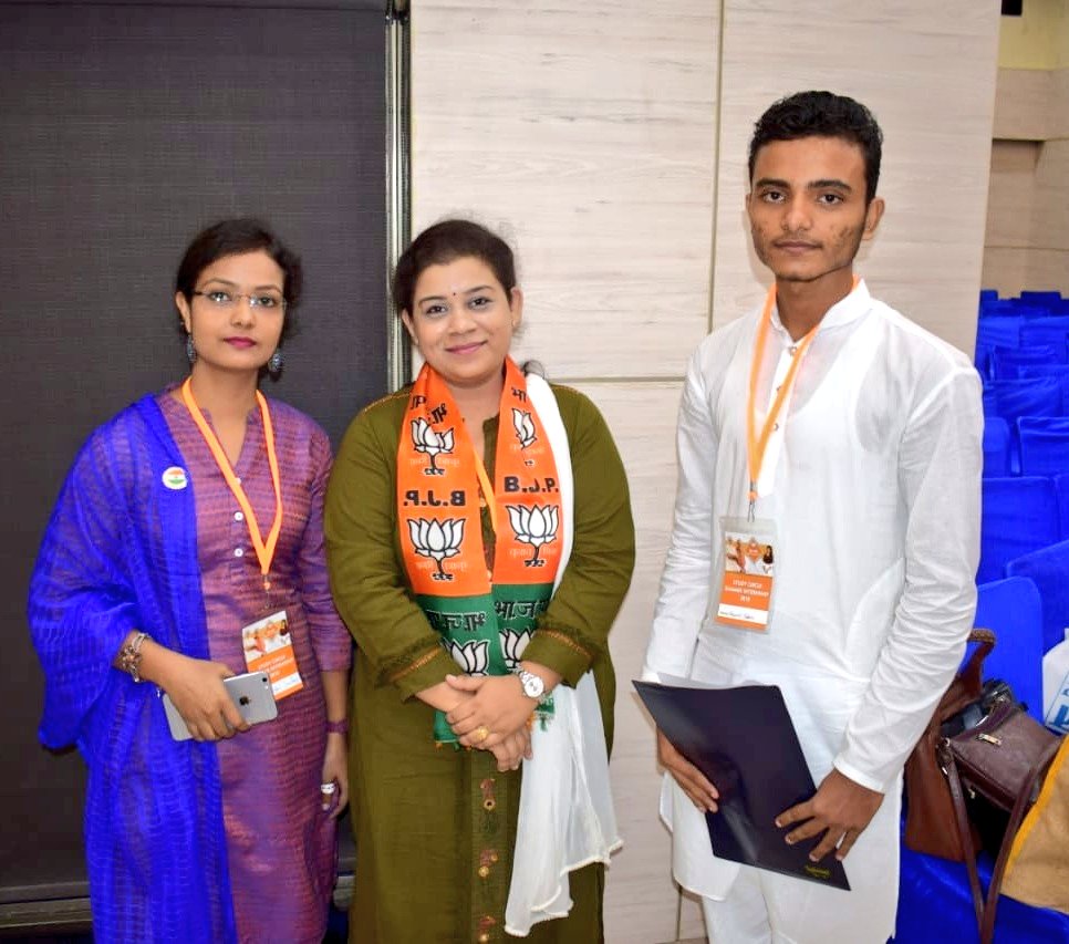 Thanks bhai @mayankmishrajmd  for this pic..
#BJYMSTUDYCIRCLEINTERN
#ConvocationDay 
With my dear sis @Swapnil_BJYM 
@BJYM @DigvijayBJYM @Anant_BJYM @UrzChetan @pawansinghBJYM @KumarAbheshek