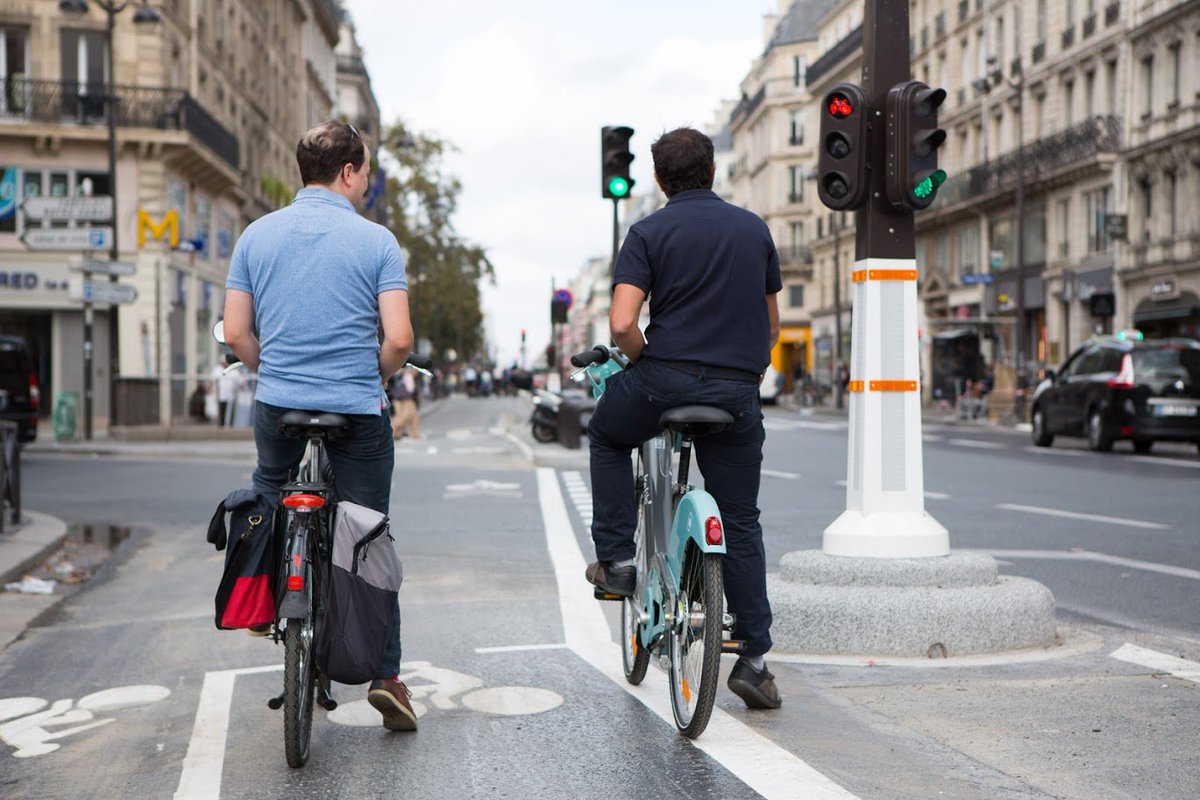 Anne_Hidalgo's tweet photo. A double sens, sécurisée et continue, la piste cyclable de la rue de #Rivoli poursuit sa route vers la place l'@ArcDeTriomphe. Un beau symbole de notre #PlanVélo grâce auquel Paris comptera 1.000km de voies cyclables en 2020 ! 
#vélo #Paris https://t.co/4PfFbbm4rK