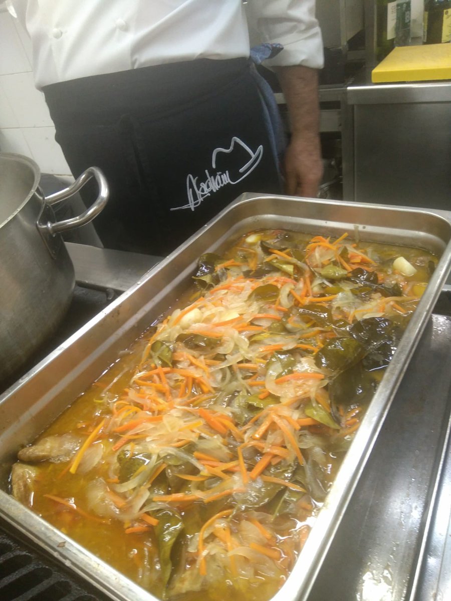 Aquí estoy, haciendo de tripas corazón.
Me han pillado haciendo hígado de rape en  escabeche a la hoja del limonero.
Os esperamos en Viridiana para que podáis disfrutarlo...
Ha salido realmente exquisito, disculpen las modestias.