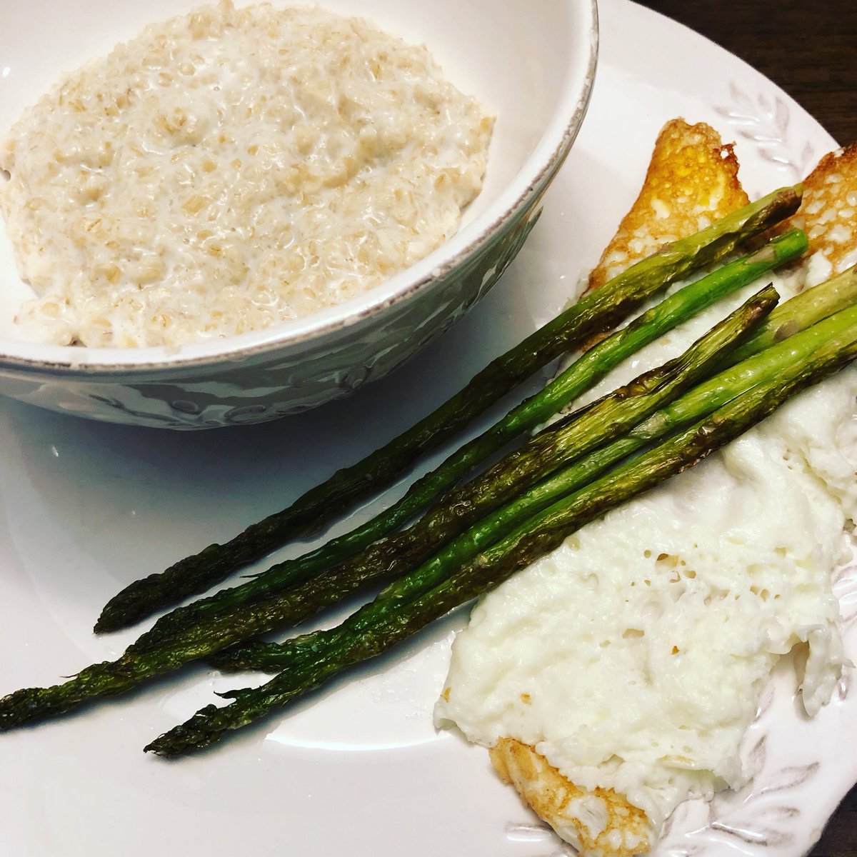 jamiejjorge23's tweet photo. A quick post-workout #breakfast: oatmeal, asparagus, and an egg white omelet.
.
.
.
.
.
#foodie #breakfastflow #healthylifestyle #foodiegram #cleanitup #nomnomnom #earlybirdcatchestheworm #postworkout #delish #clean #healthy #fit #fitfood #eggs #yummy #foodphotography https://t.co/TB1oTqcc3Z