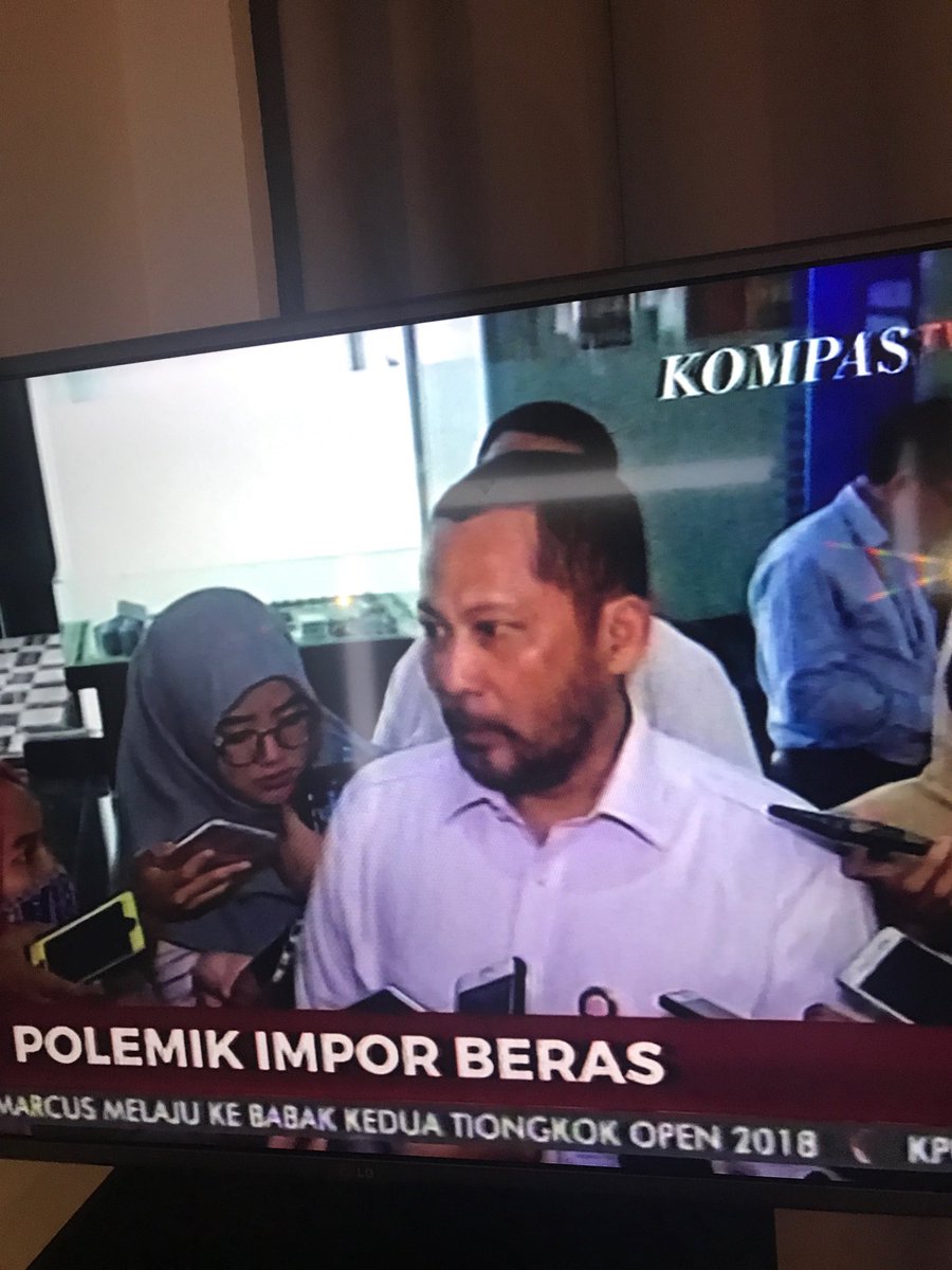 Kata Kabulog Budi Waseso (Buwas), “Kita tak perlu impor beras, gudang Bulog msh penuh, tak mampu menampung beras impor”. Dlm hal tertentu sy berbeda dgn Buwas, tapi dlm banyak hal saya sangat suka orang ini. Tegas, rasional, pro rakyat; termasuk soal impor beras ini.