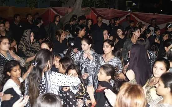 Tanu_Hunter's tweet photo. بازاروں میں آج چہروں کی خودنمائی ہے
عزاداری کے نام پر کس قدر بے حیائی ہے
اپنے سر پہ تو ہوتی نہیں کبھی چادر
زینب کی چادر پر رونے چـلی آئی ہے https://t.co/S9kf2qrOVd