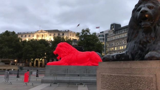 Creativity comes in different forms but it all makes us feel good. This new bright red lion in Trafalgar Square is using words to make poetry. Type a word & it creates a poem around it for you. buff.ly/2piG3Yk
#TrafalgarSquare #Lions #londondesignfestival #poetryisnotdead