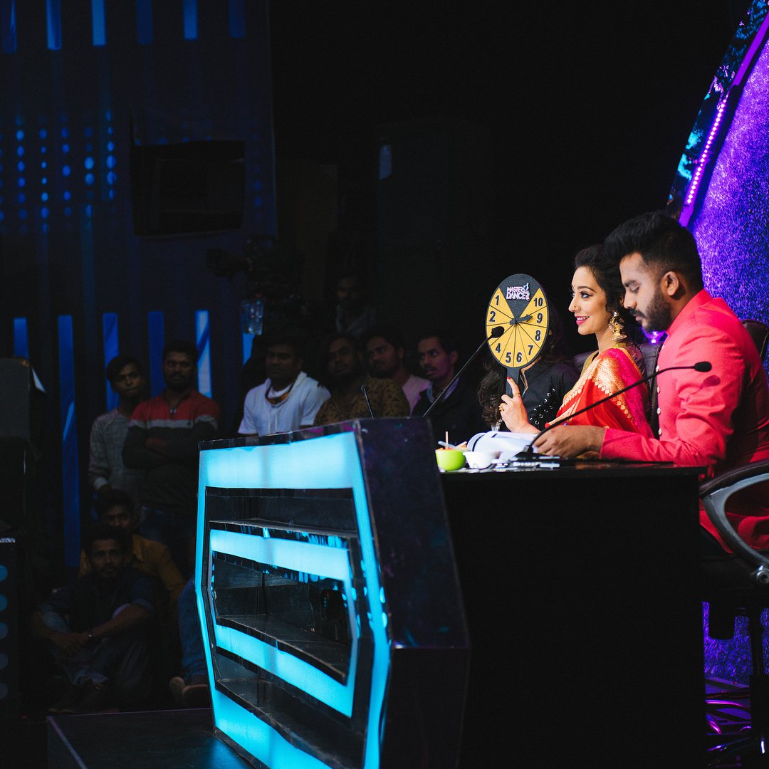 MayuriUpadhya's tweet photo. Score time...
Photographer - @seemalkarthik
#ChoreographerMemories #MasterDancer #DanceJudge #BehindTheStage @ColorsSuper #RealityLife #RealityShow #Dance #ChoreographerDiaries @ColorsKannada #BehindTheDance https://t.co/jaENn1ooiX