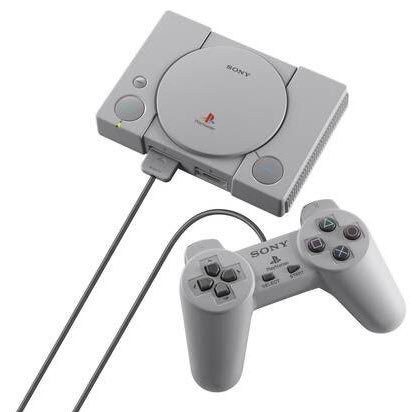 VideojuegosGAME's tweet photo. PlayStation Classic 😍😍😍
@PlayStationES 

✅ 3 de diciembre.
✅ PVPR de 99,95 euros.
✅ 20 juegos.
✅ 2 mandos.
✅ 45% más pequeña que la original.
✅ Alimentación por USB-C (incluído).

¡Os avisaremos con cualquier novedad cuando se pueda reservar en GAME! https://t.co/T3lMCBQjFV
