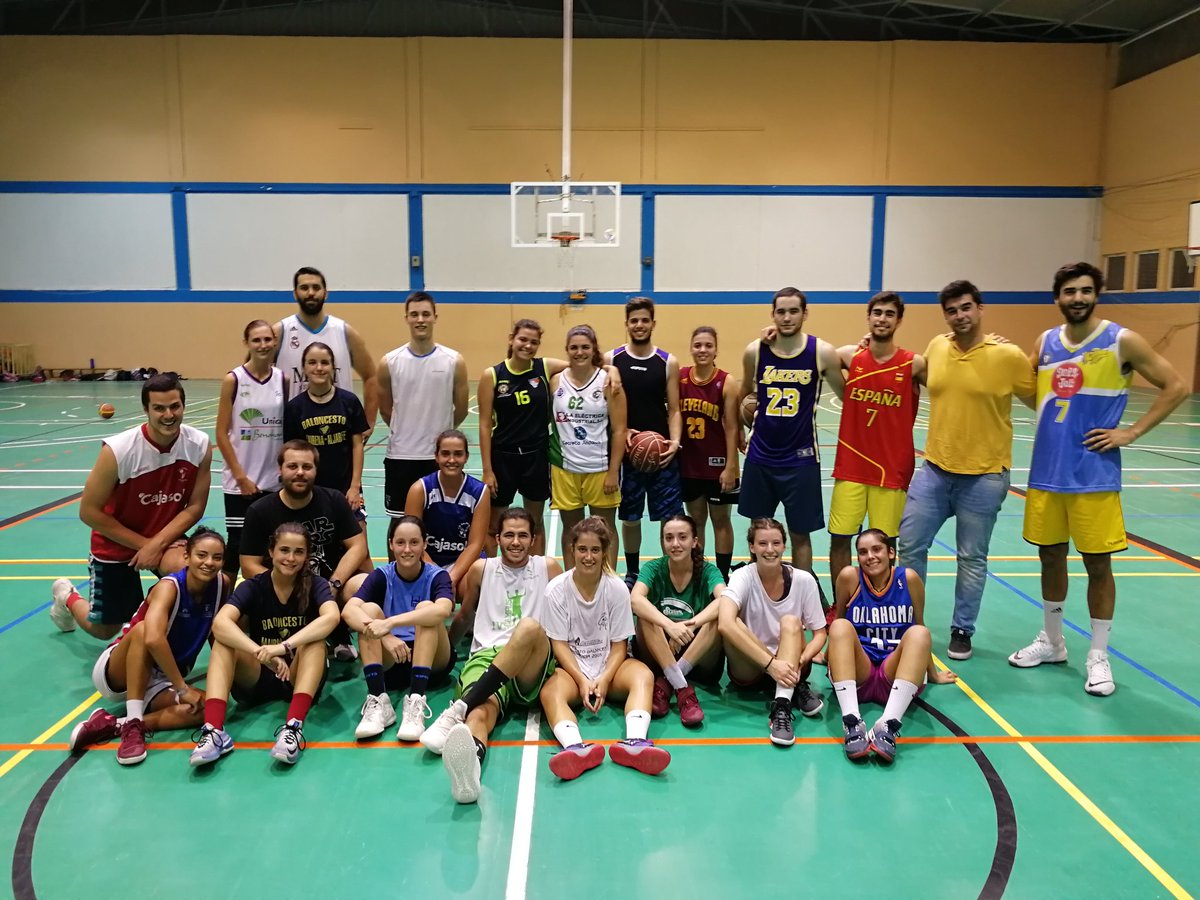 basketmairenalj's tweet photo. Con los dos Equipos Senior en el Marina Alabau. 15 años de esfuerzo para conseguir un sueño, unificar el Baloncesto en Mairena del Aljarafe y representar a nuestro pueblo @SevillaFaB @mairenAljarafe @_antonioconde https://t.co/CA21OSkqqb