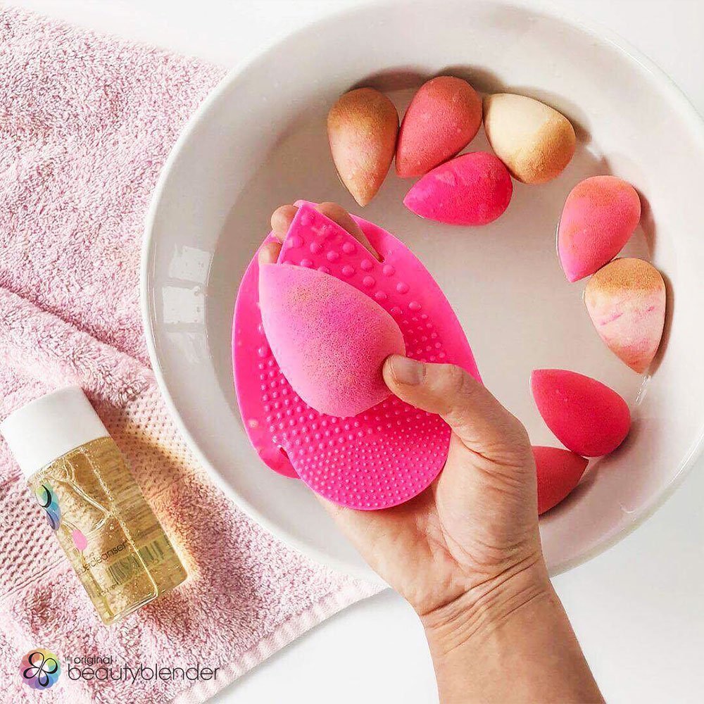 SaBeautyblender's tweet photo. You wouldn’t sleep in your makeup, so why should your beautyblender?😉
#BeautyBlender #Beauty #Blender #TheOriginal #MustHave #MakeupMustHave https://t.co/cdprc9Wcs1