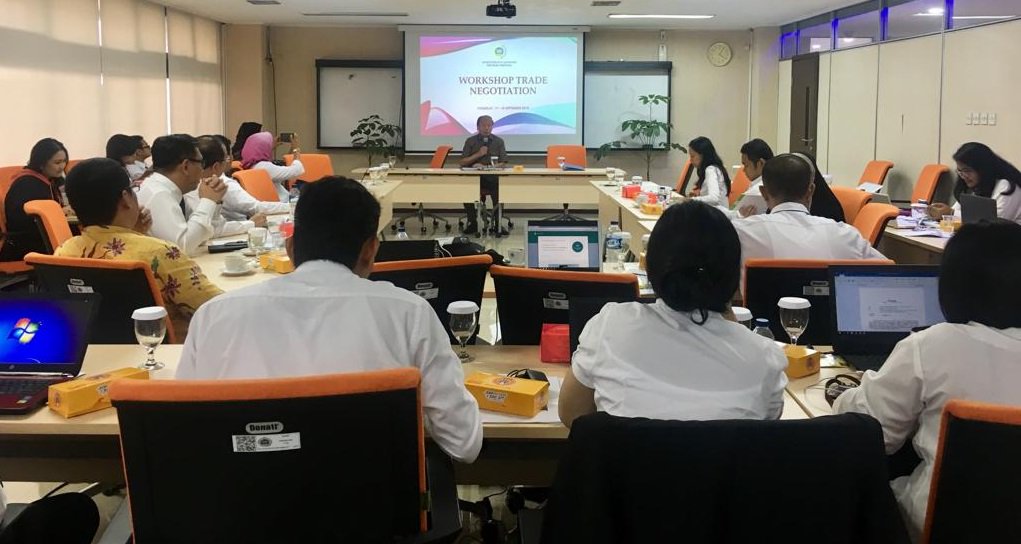 KemluPusdiklat's tweet image. @KemluPusdiklat selenggarakan Workshop Trade Negotiation bagi 26 peserta dari berbagai Kementerian/Lembaga pada tanggal 17-18 September 2018
#workshop #belajardiplomasi #tradenegotiation