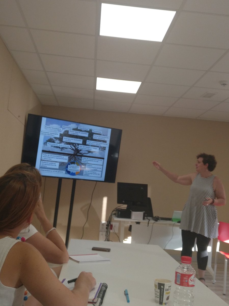 romaconh's tweet photo. Trabajando la transversalidad de género aplicada a los proyectos sociales #quedamuchoporhacer #PlanEmpleoCruzRoja #EmpleaRedes https://t.co/15RKhTGIE5